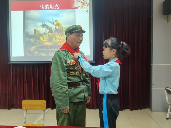 少先隊(duì)員敬獻(xiàn)紅領(lǐng)巾.jpg