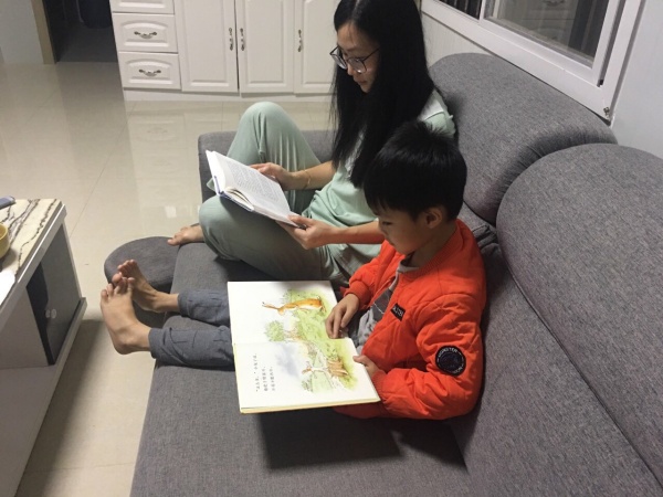 港口鎮(zhèn)西街小學(xué)2020年4月20日~4月29日開展世界讀書日活動(dòng)(家長(zhǎng)和學(xué)生一起閱讀).jpg