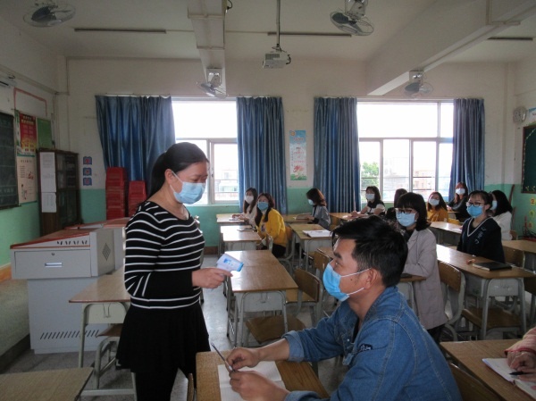 5.為其余學(xué)生測(cè)量體溫.JPG