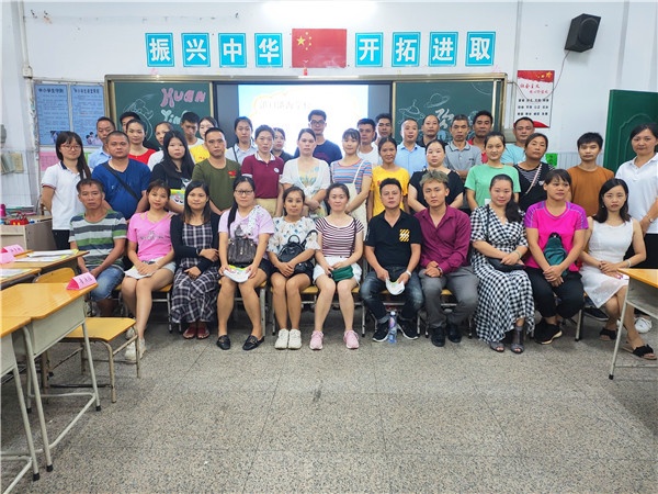 一3班家長(zhǎng)合影.jpg