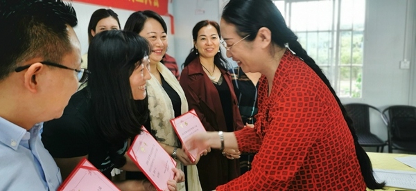 4唐校為家委頒發(fā)聘書.jpg