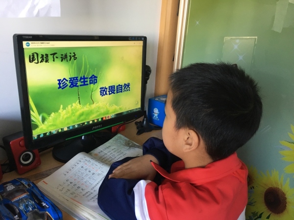 西街小學2020年4月13日開展生命教育主題活動(學生聽國旗下講話).jpg