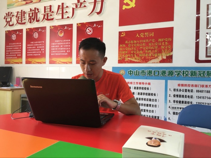 學(xué)校行政化身“主播”.jpg