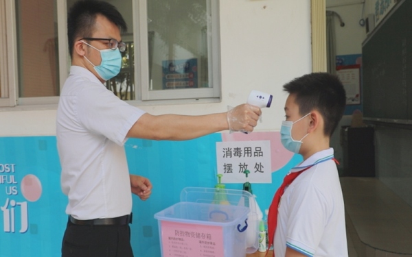 老師幫學(xué)生測體溫