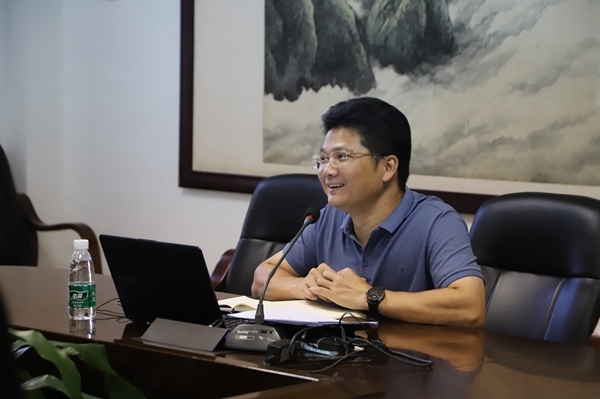 校長(zhǎng)助理連進(jìn)城作工作匯報(bào).JPG