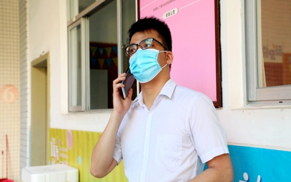 數(shù)學(xué)老師打電話聯(lián)系班主任