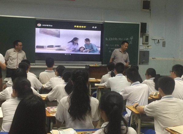 觀看禁毒教育視頻3.jpg