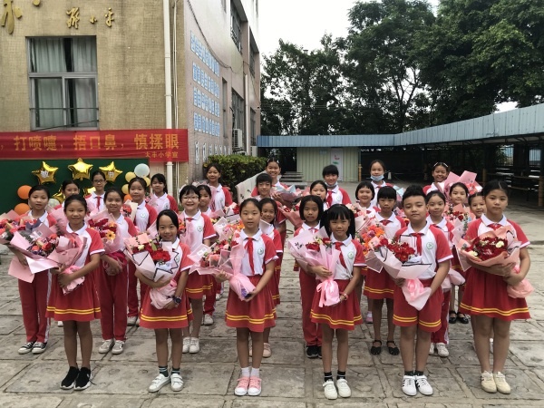 少先隊代表們準備給教師獻花.jpg