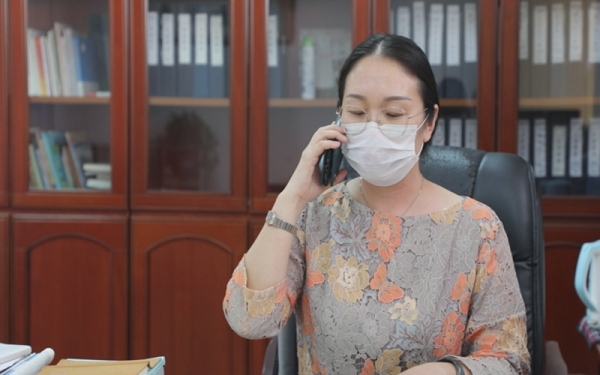 唐校長向梁校長報(bào)告疫情