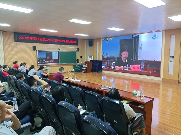 曹二小學(xué):加強食堂從業(yè)人員培訓(xùn) 共筑學(xué)校食品安全防線 曹二小學(xué):加強食堂從業(yè)人員培訓(xùn) 共筑學(xué)校食品安全防線