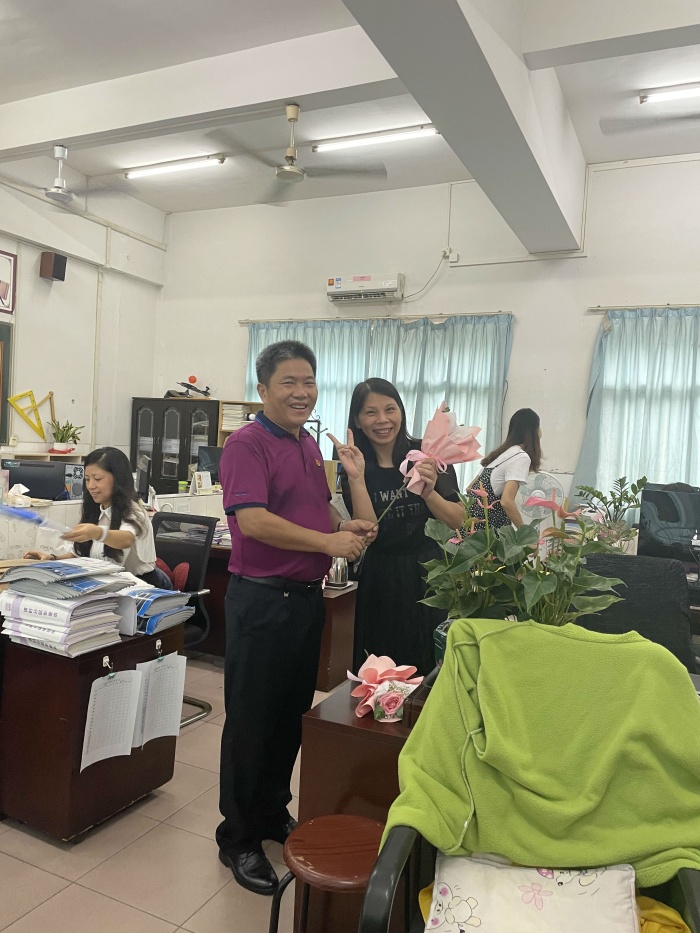 黎校長為教師送花03.jpg