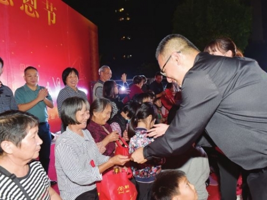 300多名老人吃免費大餐獲免費體檢 300多名老人吃免費大餐獲免費體檢