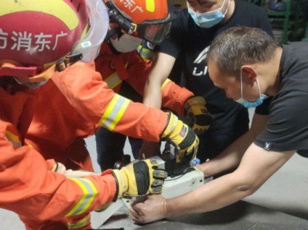 驚險！男子手指被機器“咬”住，中山三角鎮(zhèn)消防火速救援