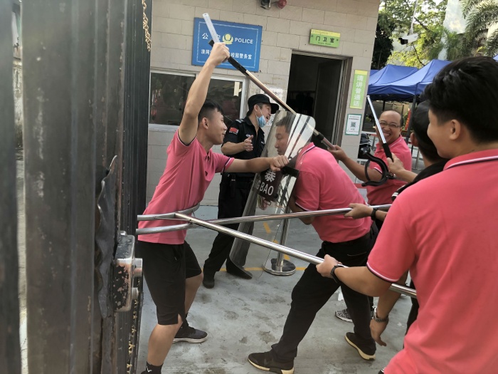 加強(qiáng)反恐防暴演練 共建和諧平安校園 加強(qiáng)反恐防暴演練 共建和諧平安校園