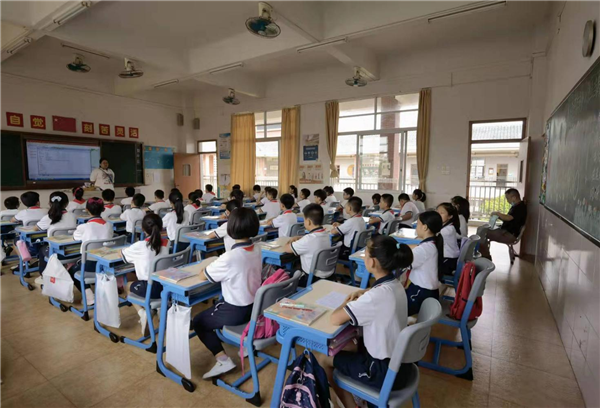 翠亨小學(xué)：中山市人民政府督學(xué)、南朗街道教育和體育事務(wù)中心副主任黃嘉宏到翠亨小學(xué)觀課調(diào)研