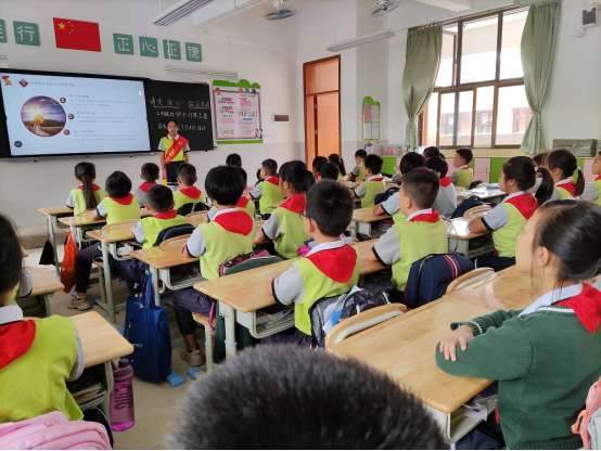 鴉崗小學(xué)紅領(lǐng)巾燈塔志愿宣講輕騎兵“下沉中隊”宣講活動通訊稿(好)480.png