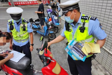 提高頭盔佩戴率！小欖交警推出多項(xiàng)措施