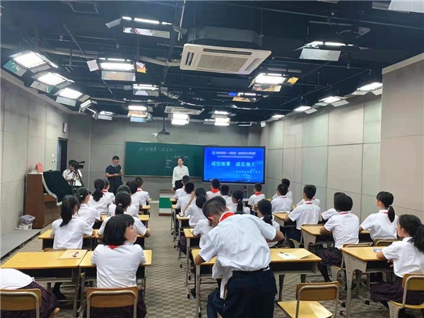 扎實(shí)推進(jìn)財(cái)經(jīng)素養(yǎng)教育 中山市一中師生亮相大灣區(qū)課堂 扎實(shí)推進(jìn)財(cái)經(jīng)素養(yǎng)教育 中山市一中師生亮相大灣區(qū)課堂