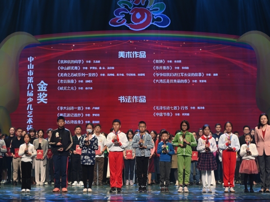 這項(xiàng)市級(jí)少兒藝術(shù)比賽，來(lái)自火炬一中的她獲得書(shū)法類(lèi)金獎(jiǎng)