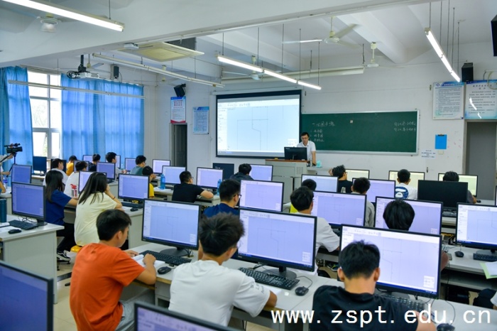2 殷勤老師講授《電梯零部件設(shè)計(jì)》.jpg