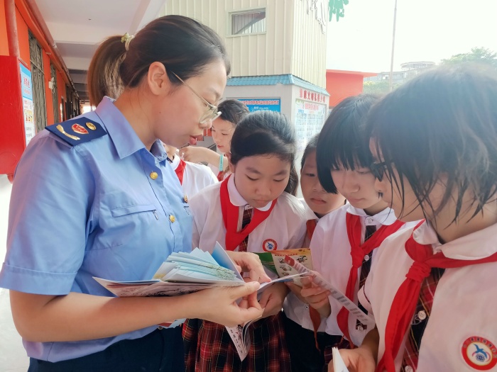 普法宣傳進(jìn)校園 共譜和諧新篇章 普法宣傳進(jìn)校園 共譜和諧新篇章
