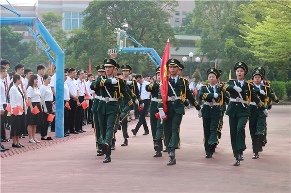 紅旗揮舞，歌聲飄揚(yáng)，中山一中8000師生為祖國(guó)送祝福