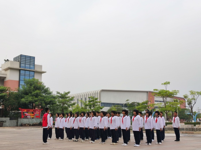 颯爽英姿展風(fēng)采，隊(duì)列隊(duì)形顯聚力