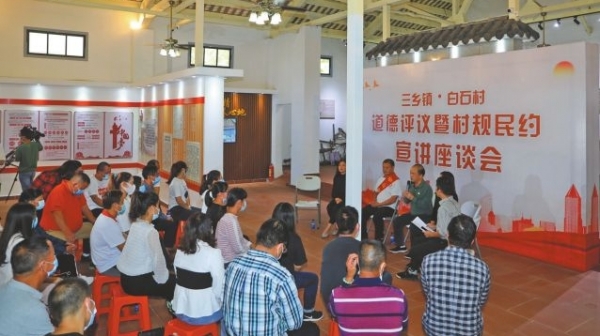 村民圍坐共話村容變遷 村民圍坐共話村容變遷