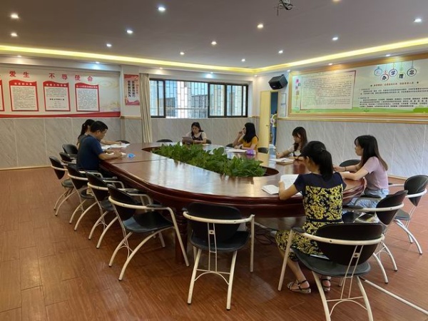 調(diào)整大小 全體英語教師積極參加會(huì)議.jpg