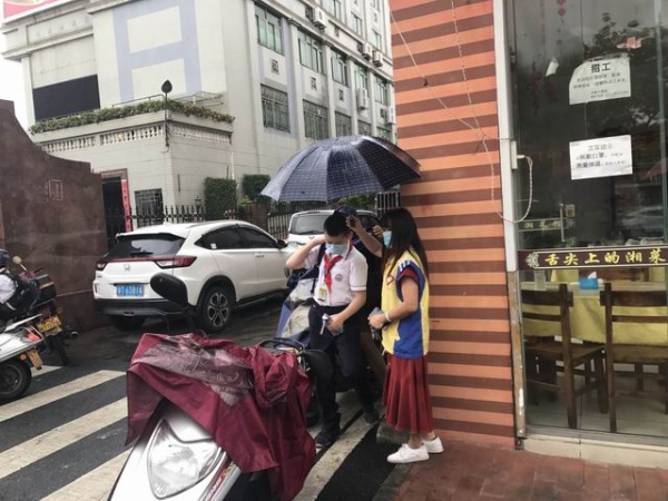 調(diào)整大小 家長義工護送孩子3.JPG
