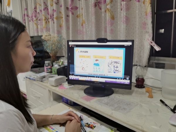 三4班家長(zhǎng)觀看家長(zhǎng)會(huì).jpg