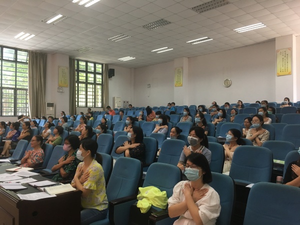 圖3:教師們?cè)谧觥昂麚肀А狈潘捎?xùn)練.JPG