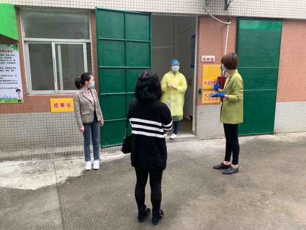 行政把普通感冒學(xué)生帶到隔離室_看圖王.jpg