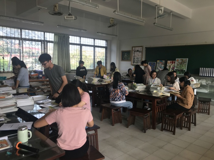 語文科組老師檢查作業(yè).jpg