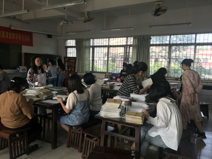 語文科組老師檢查作業(yè)3.jpg