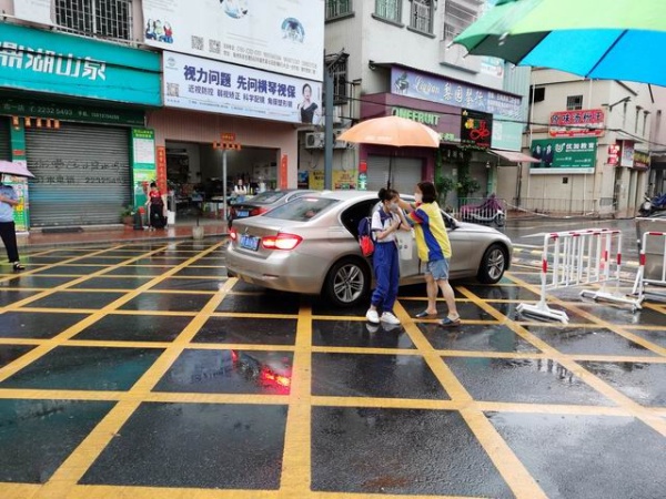 調(diào)整大小 家長義工護送孩子1.JPG
