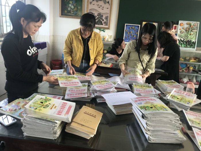 語文科組老師檢查作業(yè)4.jpg