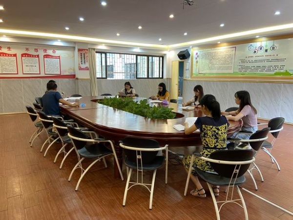 調(diào)整大小 莫曉巧老師主持英語科組會(huì)議.jpg