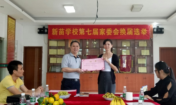 朱校長為委員代表頒發(fā)聘書