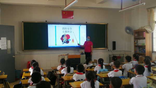 圖為二4班張志紅老師開展消防主題班會課.jpg