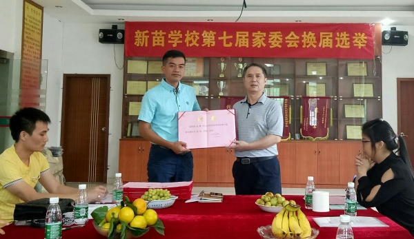 朱校長為馬勇先生頒發(fā)會長聘書