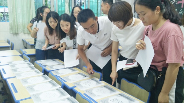 參賽書法作品評(píng)比現(xiàn)場(chǎng)