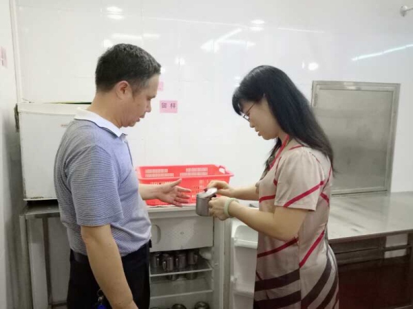 朱德友校長陪同市督學關影紅主任檢查食品留樣