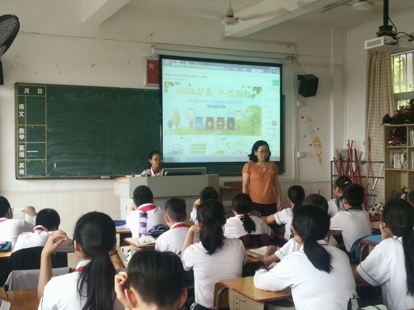 六2班陳明老師在為學生上“垃圾分類 從我做起”主題班會.jpg