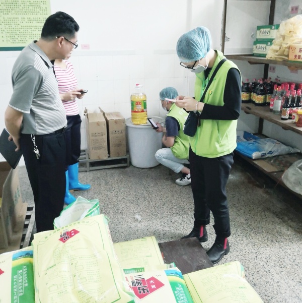 市食品藥品監(jiān)督管理局工作人員進行抽樣檢查