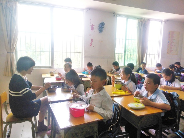 班主任與學生共進餐