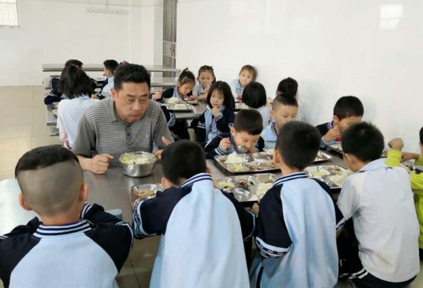 段岳華副校長與學生共進餐