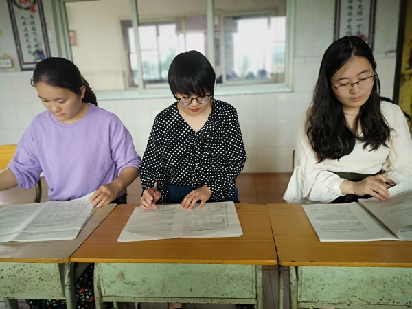 教師批閱比賽試卷