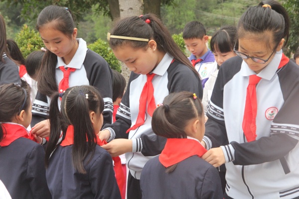 佩戴紅領巾