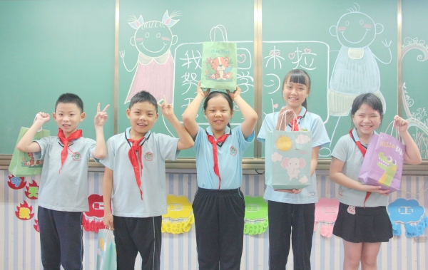 班級(jí)老師為每位返校的孩子準(zhǔn)備了一份暖心大禮包.JPG